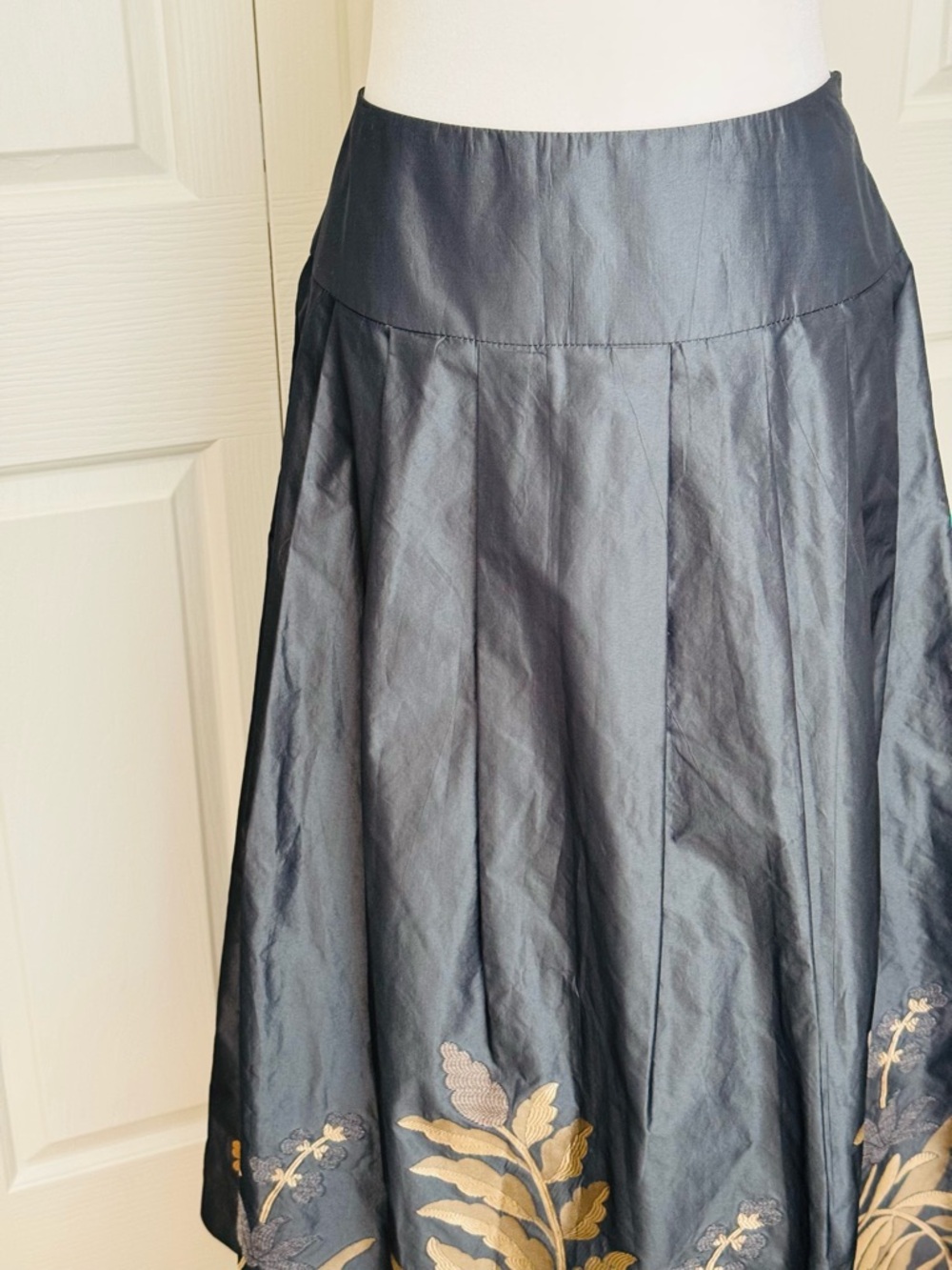 Juliana Collezione Gray Gold Embroidered Midi Skirt Size 8 - Picture 15 of 16
